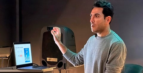 Productor de “Club de cuervos” inspira a jóvenes cineastas en Morelia