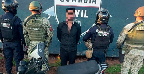 Detienen a joven en moto con presunta metanfetamina y marihuana, en Morelia