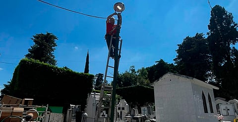 Preparan el Panteón de Morelia con nuevas luminarias para Día de Muertos