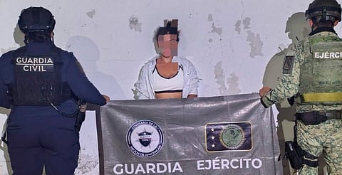 Detienen a mujer con droga y radio de comunicación en Tianguis Limonero de Apatzingán