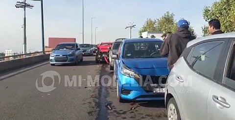 Cinco autos chocados y un herido, saldo de la carambola de esta mañana en Morelia