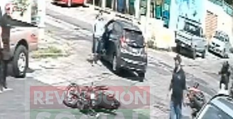 Vecinos evitan asalto a mujer en Morelia; delincuentes huyeron y dejaron su moto [VIDEO]