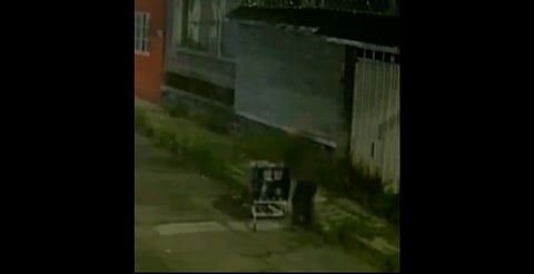 Hombre abandona cuerpo de mujer en carrito de supermercado en calle de Puebla [Video]