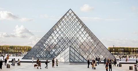 Revelan lista de joyas robadas del Museo del Louvre de París; Macron promete justicia