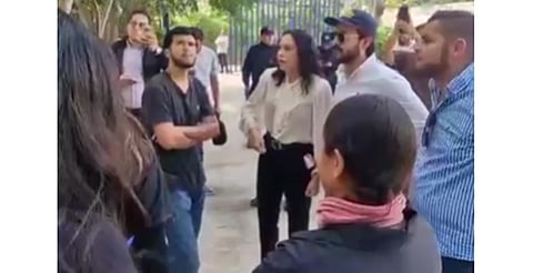 VIDEO: Directora del IEMSySEM hace frente a estudiantes que saquearon camiones