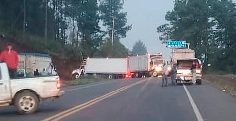 Bloquean al menos cuatro puntos carreteros en zona de Uruapan