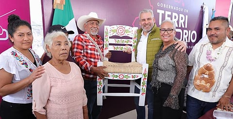 Bedolla, cercano a autogobiernos; lleva audiencia pública a Donaciano Ojeda