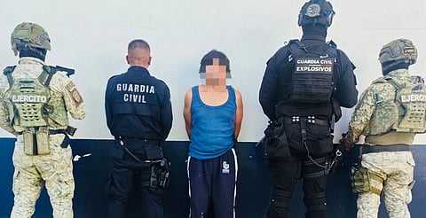 En Operación Apatzingán, hombre es asegurado con arma de fuego y 7 artefactos explosivos