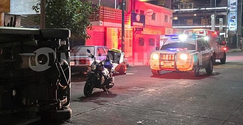 Se registra volcadura vehicular al sur de Morelia; conductor resulta lastimado