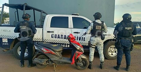 Policías detienen a adolescente con moto robada, en Zamora