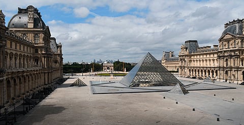 Reportan detención de dos por el robo de joyas del Museo del Louvre, en París