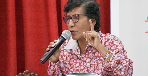 Captan a congresista de Perú mientras empleado le corta uñas de los pies