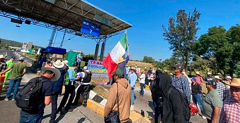 Michoacán: cuatro casetas están bajo control de campesinos, pero el paso es libre
