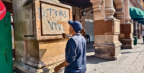 Remueven grafitis de cantera tras protestas en Morelia; esto cuesta limpiarla