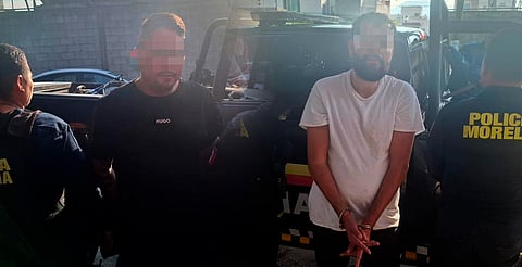 Detienen a dos hombres armados tras reporte de disparos en Villas del Pedregal