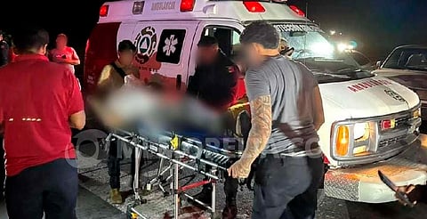 Intenta esquivar bloqueo campesino, cae a desnivel y termina con la pierna prensada, en La Piedad 