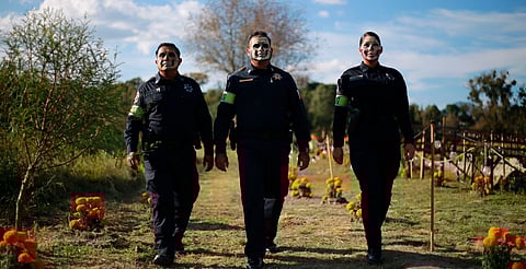 Despliegan más de mil 100 agentes para vigilar la Noche de Muertos en Michoacán