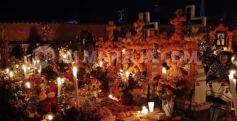 ARÓCUTIN: panteón color naranja que honra a sus muertos