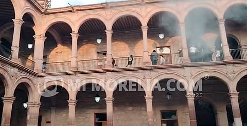 Irrumpen en Palacio de Gobierno durante protesta por asesinato de Carlos Manzo