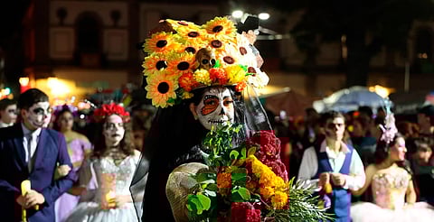 Tradición, color y miles de personas, en Desfile de Catrinas y Catrines 2025 