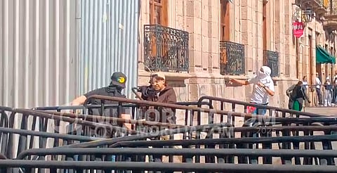 Se repite la tensión en Palacio de Gobierno; manifestantes y policías se enfrentan