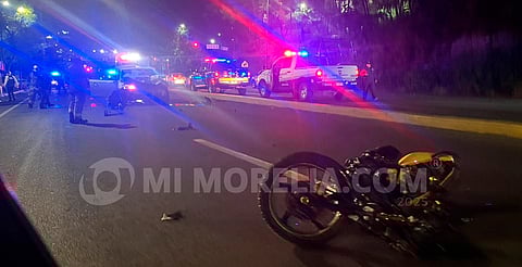Muere motociclista tras choque contra auto en libramiento de Morelia