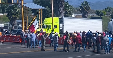 Campesinos retoman bloqueos en Michoacán; ahora en Panindícuaro