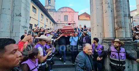 Entre honores y disturbios, dan el adiós a Carlos Manzo en Uruapan y Morelia 