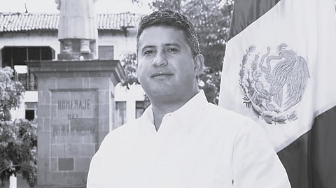 Movimiento del Sombrero y los perfiles sobre la mesa para asumir Uruapan