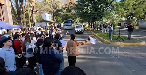 Con manifestación pacífica y bloqueos, en Uruapan continúan protestas por el homicidio del alcalde Carlos Manzo