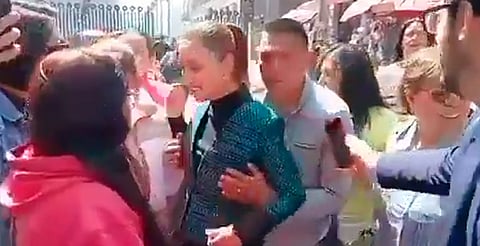 El sujeto intentó besarla mientras ella posaba para una foto