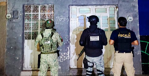 En cateo, asegura Fiscalía General 925 dosis de narcótico y detiene a una persona