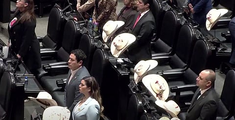 Con sombreros “ensangrentados”, diputados exigen justicia por Carlos Manzo