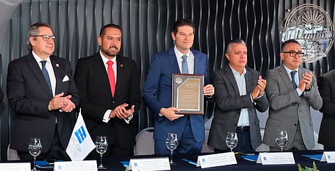 Recibe reconocimiento póstumo a su padre, Mario Alberto Martínez Samper