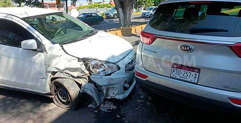 Auto termina destrozado tras doble choque en el Libramiento Sur