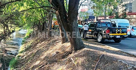 Mujer cae al río en Morelia y es rescatada