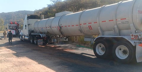 Detenidos dos hombres con más de 15 mil litros de hidrocarburo en una pipa: SSP