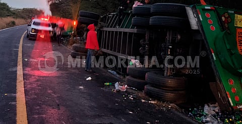 Camión con refrescos vuelca en Ecuandureo; pobladores rapiñan la mercancía [VIDEO]