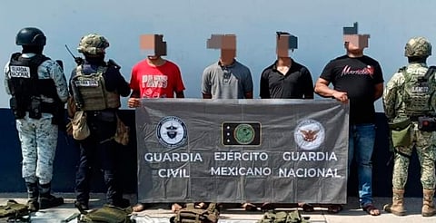 Caen 5 con fusiles y chalecos con siglas delictivas en Michoacán; dos son menores de edad