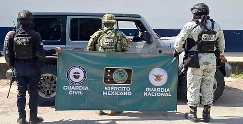Aseguran vehículo con armas y equipo táctico en Parácuaro