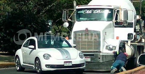 Camión revolvedor impacta a auto en el libramiento de Morelia