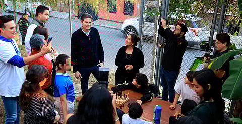 Ofrece mejoras a la caseta convertida en centro de talleres artísticos y manuales