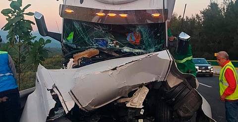 Chocan tráiler y camión en la Siglo XXI; hay un herido de gravedad 