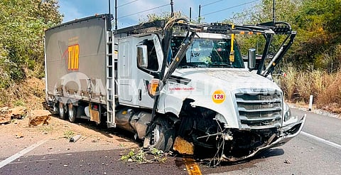 Tráiler tipo “madrina” sale de la carretera en la Siglo XXI; hay un lesionado