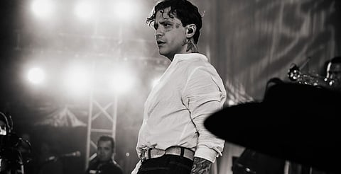 Citan a Christian Nodal a audiencia por presunta falsificación de firmas 