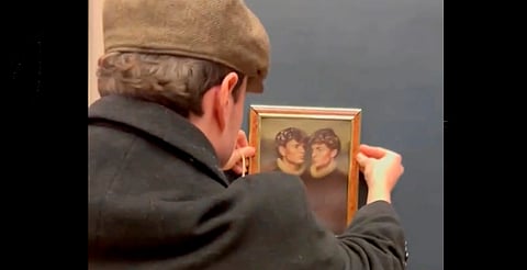 ¡Otra vez el Louvre! ‘Tiktokers’ cuelgan su retrato sin ser detectados