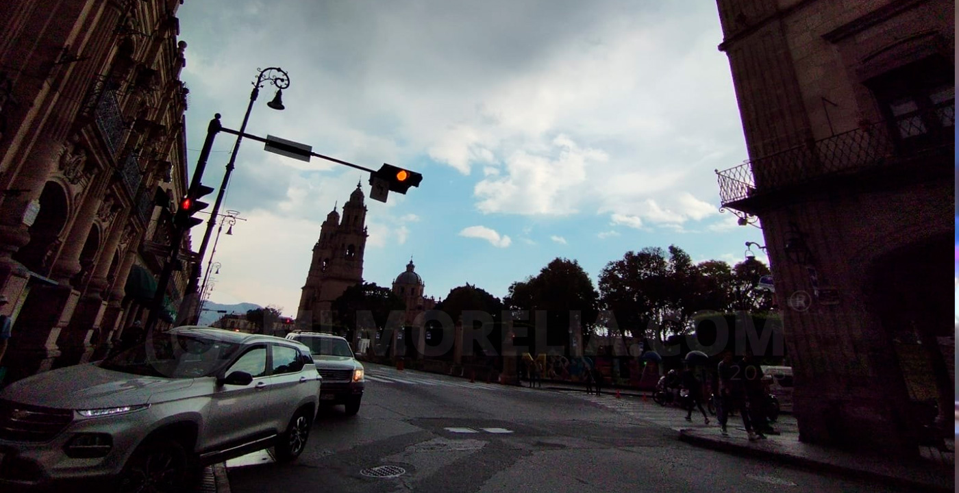 Ambiente fresco en Morelia: niebla por la mañana, nubes y claros por la noche