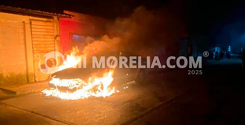 Arde vehículo en Zitácuaro
