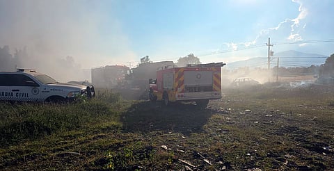 Controlan incendio en Morelia cerca del Periférico; afectó pastizal y un auto