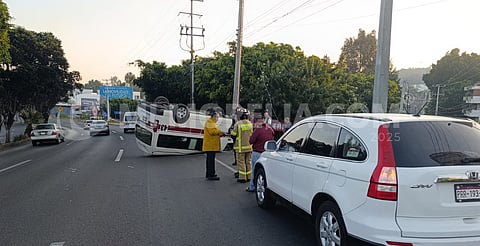 Vuelca combi en el Libramiento de Morelia; reportan varios lesionados